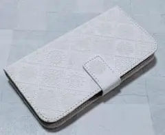 浮き彫り調 iPhone14/13 用 手帳型ケース アラベスク ホワイト 白色