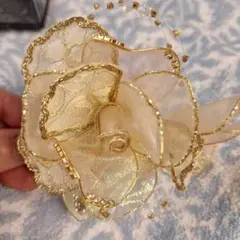 ベージュ・ゴールドのローズコサージュ