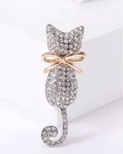 猫の形ブローチ　アクセサリー　ラインストーン　猫モチーフブロー　かわいい