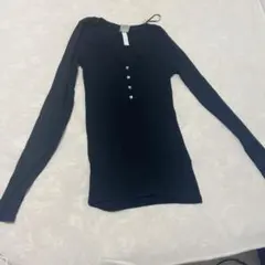 黒トップス