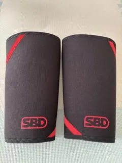 SBD ニースリーブ黒/赤 Mサイズ SBD ニースリーブ黒/赤 Mサイズ ニースリーブ | SBD Apparel Japan