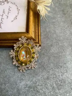 No.136 光の粒を紡いだ手仕事の贅沢。『スワロフスキー×レース刺繍ブローチ』