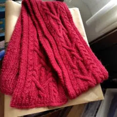 赤いニットマフラー ケーブル編み　ハンドメイド