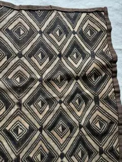 クバ織物布　「草ビロード」ラフィアヤシの葉の繊維　アフリカ　民芸品 クバ布 草ビロード ラフィアヤシの葉 アフリカ 民芸品 手仕事 - メルカリ