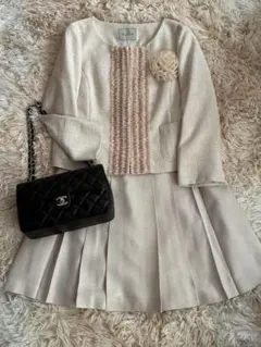 Couture Brooch 薄いピンクベージュ フリル付きスーツセット