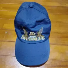 ネイビーのキャップ。