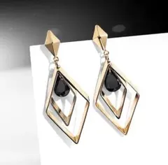 P-109.ピアス　ゴールド　ブラック　ダイヤモンド型　ひし形　アレルギー対応