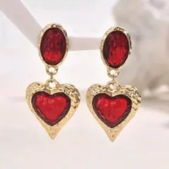 エレガントレッドハート型ピアス　カジュアル　個性的　ゴールド調　フェミニン
