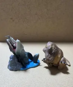 ガチャガチャ 肩ズン. ジュラシック・ワールド 2点セット