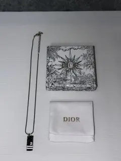 Christian Dior プレートペンダント "2" シルバー 箱・保存袋付のサムネイル