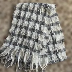 7-ID concept. グレーとホワイトのチェックマフラー