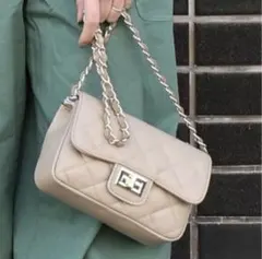 【極美品】AULENTTI キルティングショルダーバッグ ベージュのサムネイル