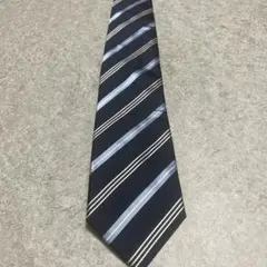ネイビーとブルーのストライプ ネクタイ　シルク100%