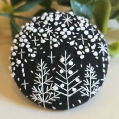 #049　北欧　刺繍ブローチ　ハンドメイド　くるみボタン