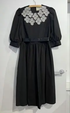 peu pres 花の装飾付き黒ワンピース