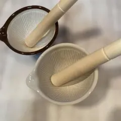 小さな片口陶器製すり鉢・すり棒２セット（茶、白）直径７センチのサムネイル