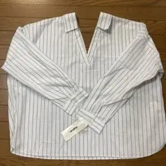 【新品未使用】ライトオン白青ストライプVネックシャツのサムネイル