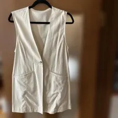 アースミュージック　ホワイト ノースリーブ ベスト