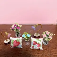 ミニチュアフラワー、ランプ、クッションのセット