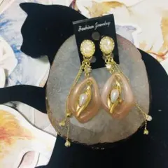 1074.シェル封入デザインポストとピンク変形フープのピアス