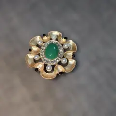 花形ブローチ 緑色の石とパール