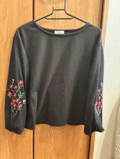 earth music&ecology ブラック刺繍七分袖Tシャツ