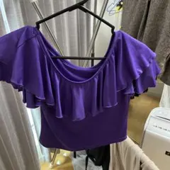 紫色フリルオフショルダーウェア