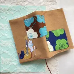 手刺繍　文庫本サイズ ハンドメイド　猫　ギター