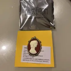 ミセス　バベル　カメオピンズ　赤　大森元貴