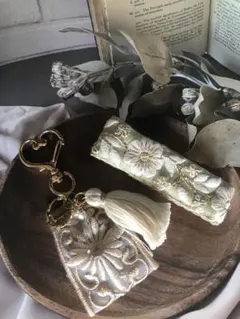 インド刺繍リボンのキーホルダーとヘアクリップ