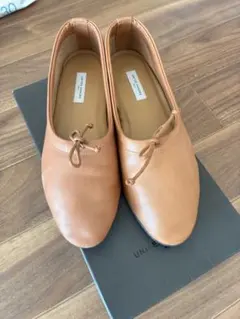 ブラック フラットシューズ