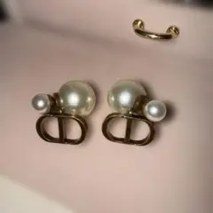 ロゴ パール ピアス
