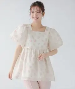 【新品タグ付き】Fit more 刺しゅうジャガードバックリボンペプラムトップス