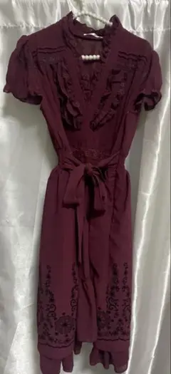 axes femme バーガンディ フリルドレス 半袖
