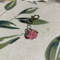 ピンクのタコチャーム付きキーホルダー