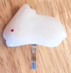 【オ 85】貝細工 ウサギ ポニーフック ハンドメイド