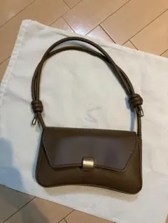ブラウン　肩掛けバッグ