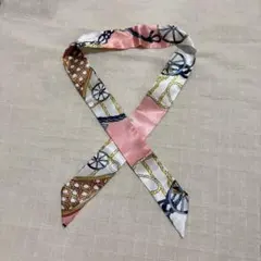 ピンクとホワイトのサテン風スカーフ