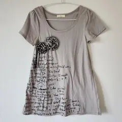 コサージュ付き　手書き風プリント文字　半袖Tシャツ　M
