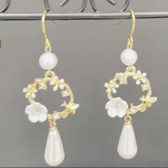 ハンドメイドピアス❣️コットンパール風ビーズ、花フープ、雫パール
