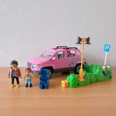 Playmobil プレイモービル9404 ファミリーカーと駐車場 より
