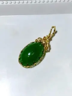 緑色の石（石名不明 インド翡翠似）　ペンダントトップ　おまけ牛革紐追加可
