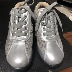シルバーのテニスシューズ。