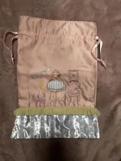 刺繍フリル付きピンク巾着袋