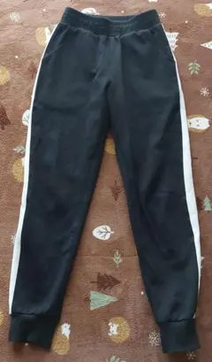 黒のジャージ サイド白ストライプ ストライプ入りスエットパンツ スエットパンツ