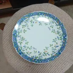 花と葉のデザインの皿 直径25cm