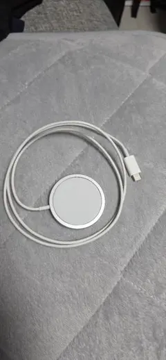 中古動作品　Apple 15w MagSafe充電器 A2140