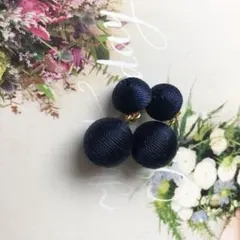 SALE！♡小ぶりネイビー♡ボンボンピアス！