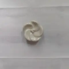 白い花の帯留め