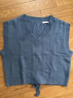 COLZA ブルー ニットベスト Vネック　Sサイズ　裾にリボンあり